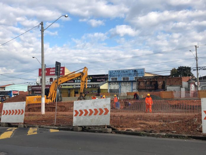 Rompimento Provocado Por Obras Do Brt Deixa Bairros E Hospital Sem