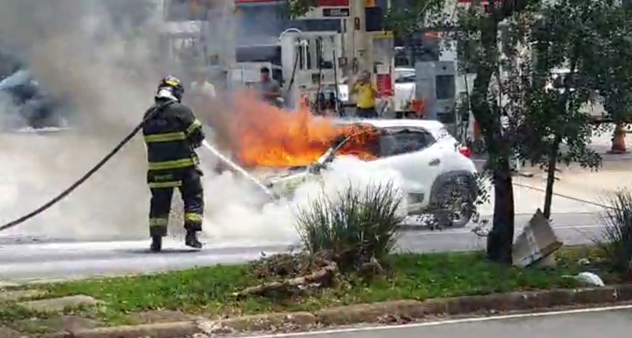 Carro Pega Fogo Pr Ximo Ao Castelo E Bloqueia Avenida Em Campinas Cbn