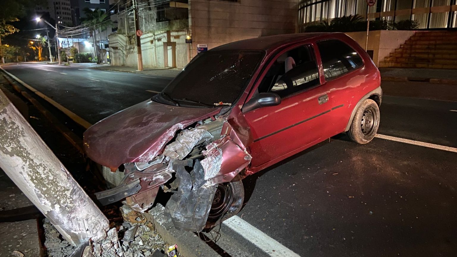 Motorista Perde Controle E Colide Carro Contra Poste Na Norte Sul CBN