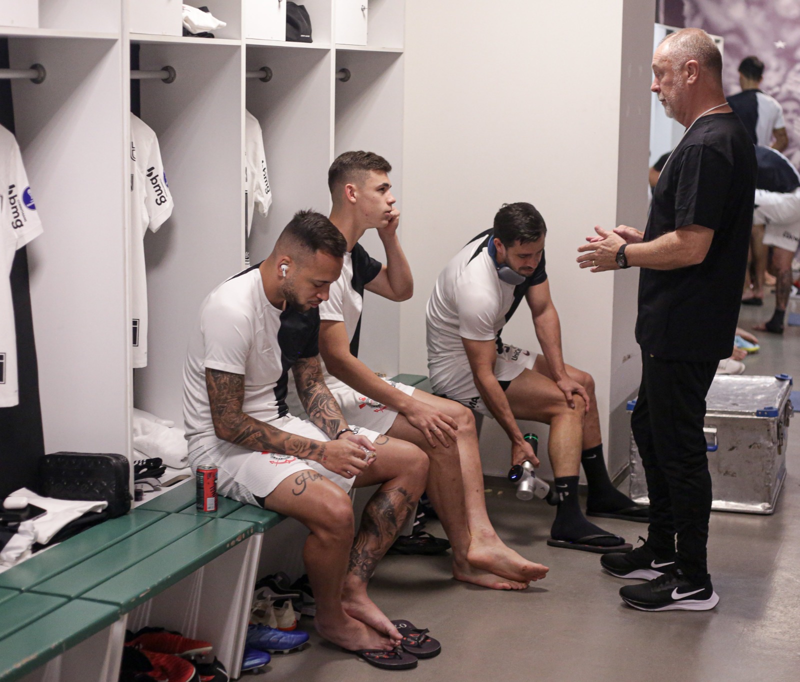 Mesmo vitória do Corinthians técnico Mano Menezes ainda pede