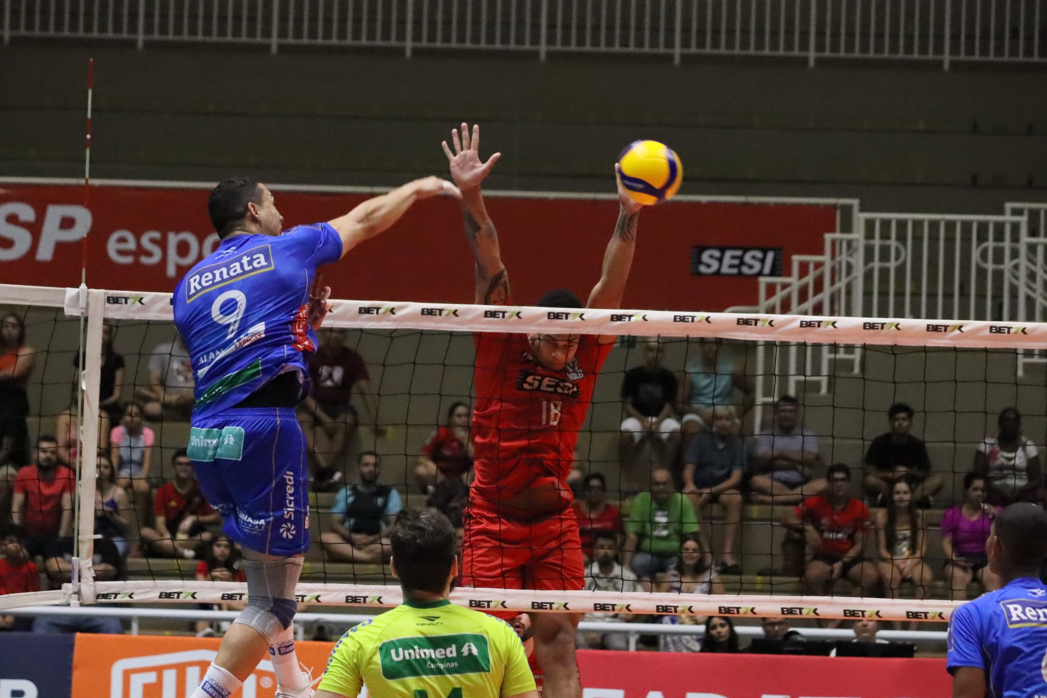 Sesi Bauru vence Joinville e enfrenta o Vôlei Renata na decisão da