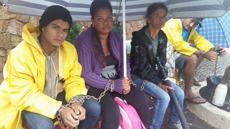 Moradores da Vila Soma se acorrentam em poste para reverter reintegração