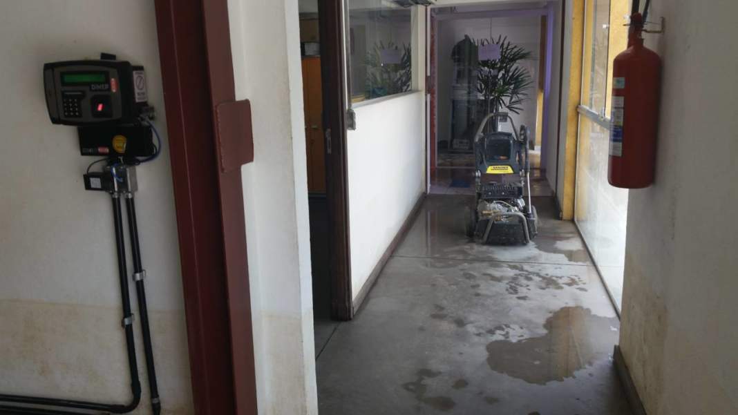 Enxurrada invade mais uma vez a Prefeitura de Amparo e interrompe atendimento