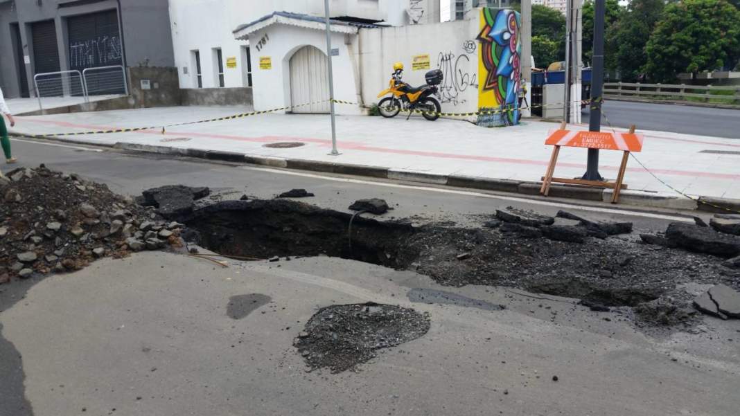 Galeria se rompe e abre cratera na Nova Glicério, em Campinas