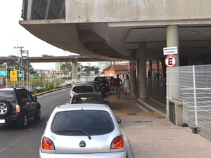 Estacionar e desembarcar pelo lado certo do carro