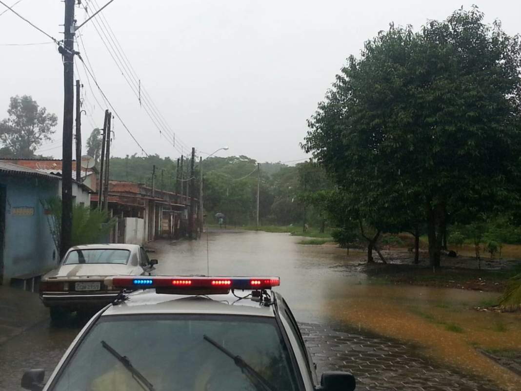 Rio sobe e desaloja famílias em Capivari