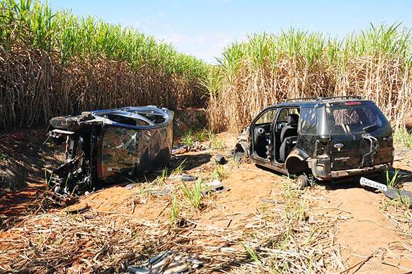 Guarda Civil de Engenheiro Coelho localiza veículos depenados em canavial