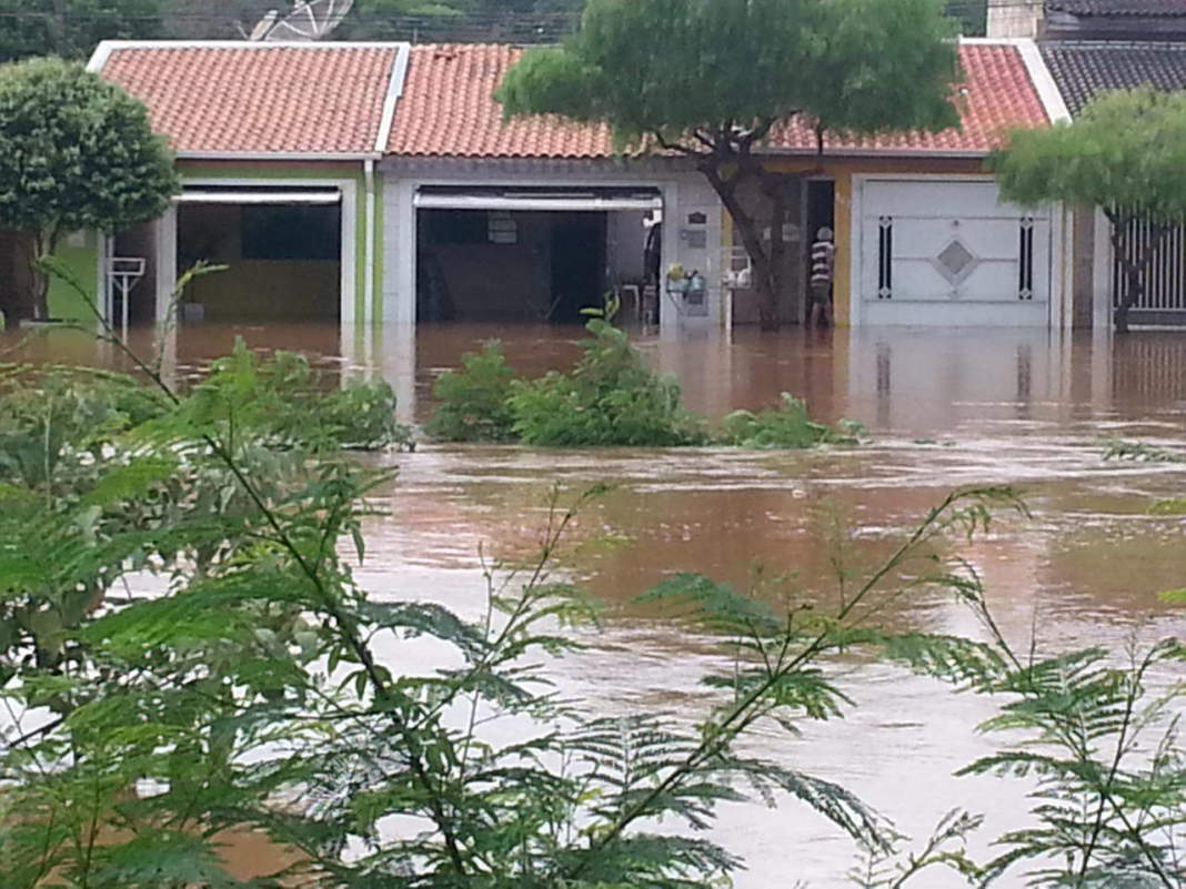 Ribeirão dos Toledos sobe e alaga casas em Santa Bárbara