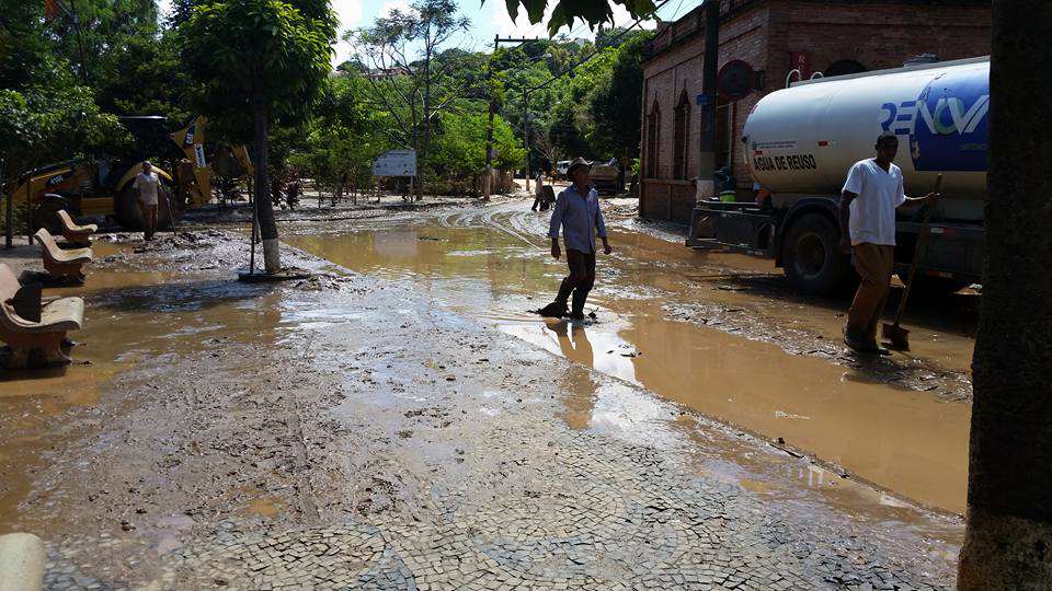 Moradores de Sousas prosseguem limpeza após chuvas da semana passada