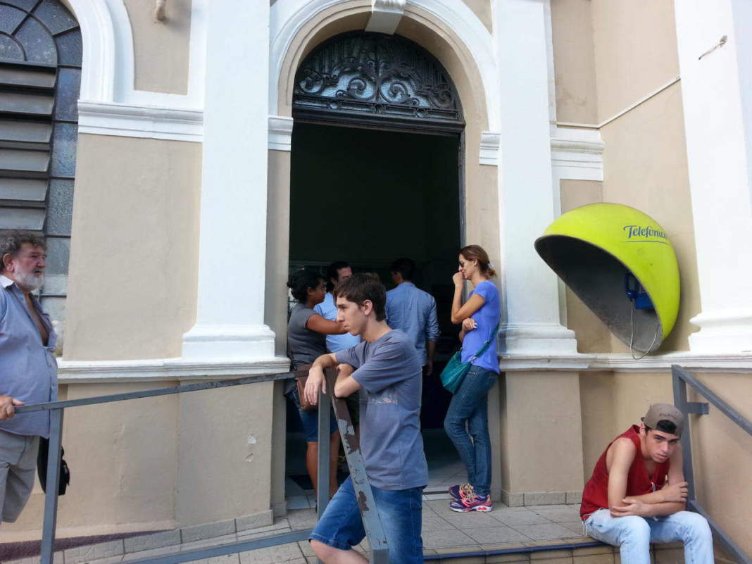 Pacientes reclamam de demora de três horas para atendimento na Casa de Saúde