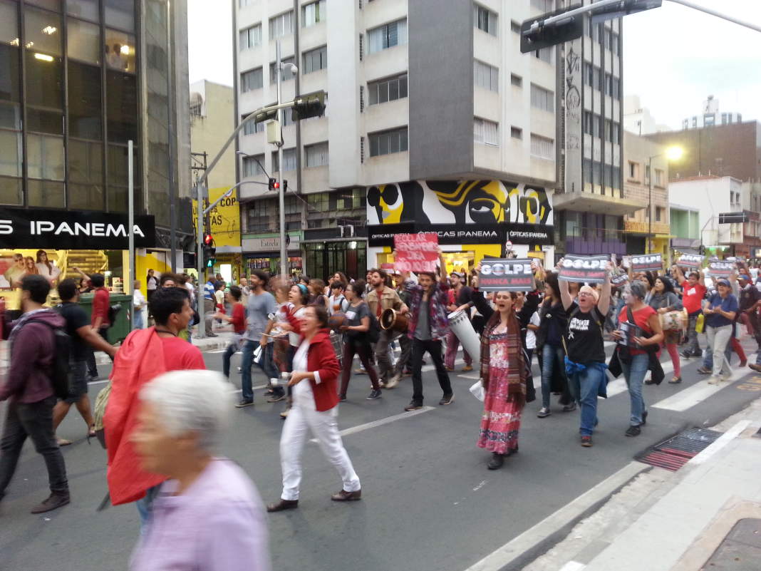 Manifestantes vão às ruas de Campinas para protestar contra o processo de impeachment