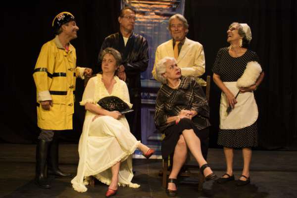 A atriz e diretora de teatro Sara Lopes, fala sobre a montagem do espetáculo “A Cantora Careca”