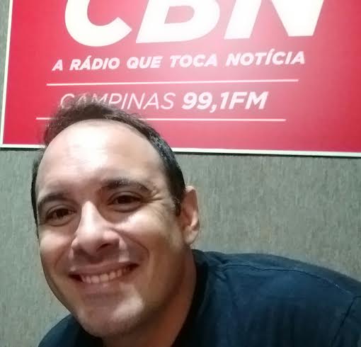 O músico Thiago Souza, autor da marchinha de carnaval ” O japonês da Federal” concede entrevista ao repórter Flávio Botelho