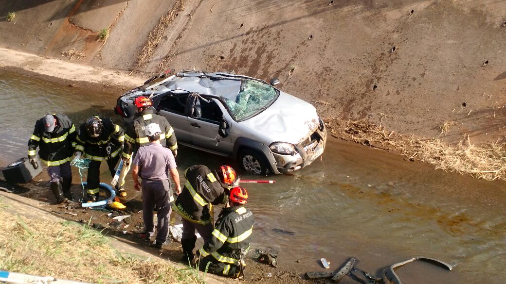 Dois ficam feridos após queda de carro no Piçarrão