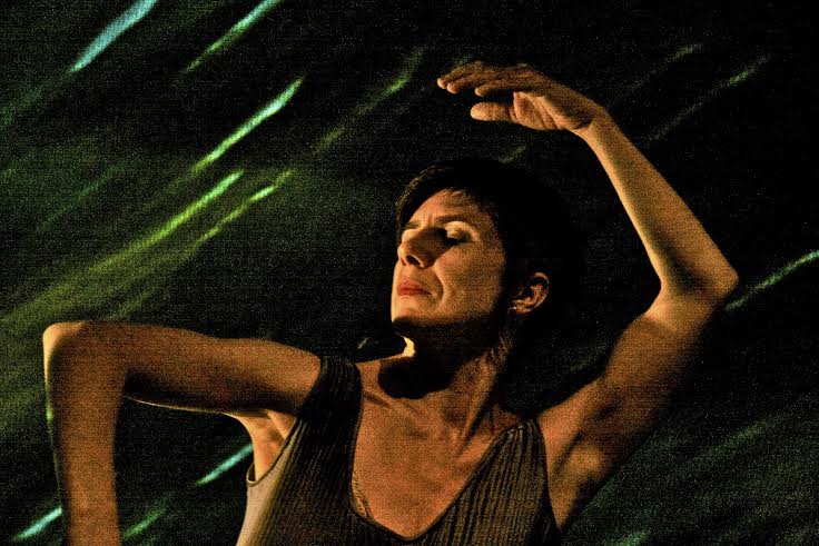 Espetáculo de dança contemporânea faz crítica ao sedentarismo imposto pelo mundo tecnológico