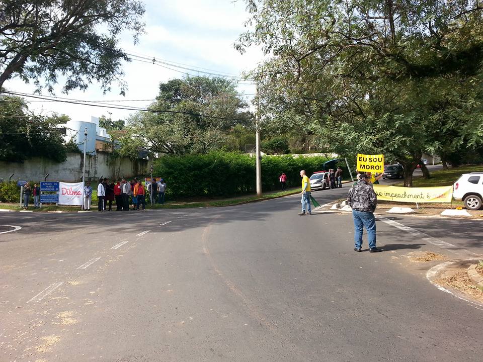 Dilma: Grupos concentram-se em frente à casa de cientista