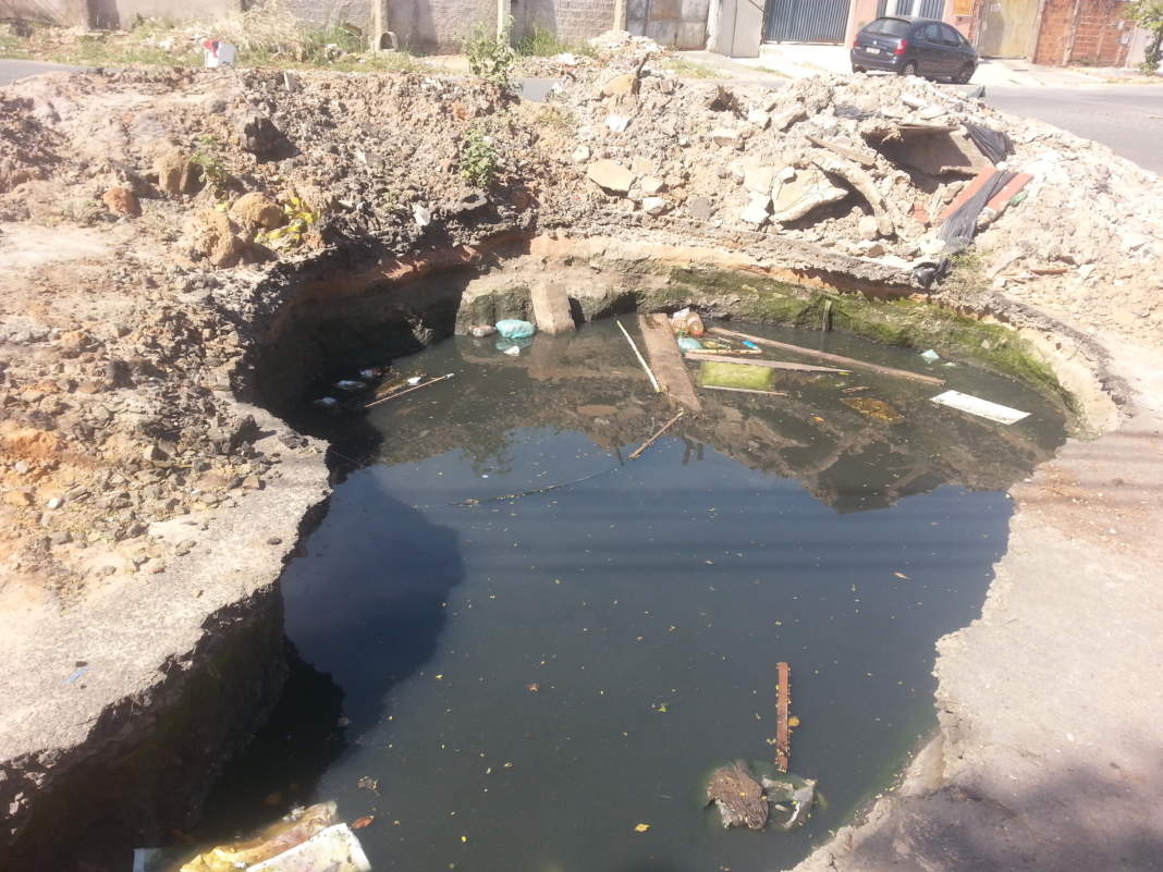 Impasse sobre imóvel impede reparo em cratera que abriu em rua de Campinas