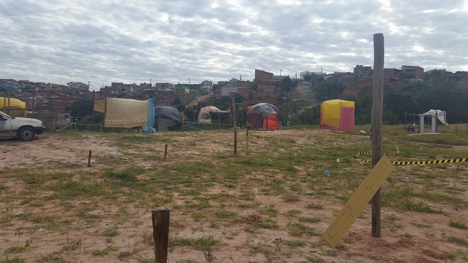 Famílias ocupam área pública no DIC V