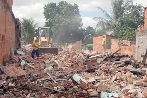 Casas em área de risco, em Campinas, são demolidas