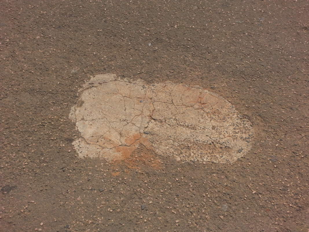 Falta de manutenção em rua do São Marcos obriga os próprios moradores a fecharam buracos