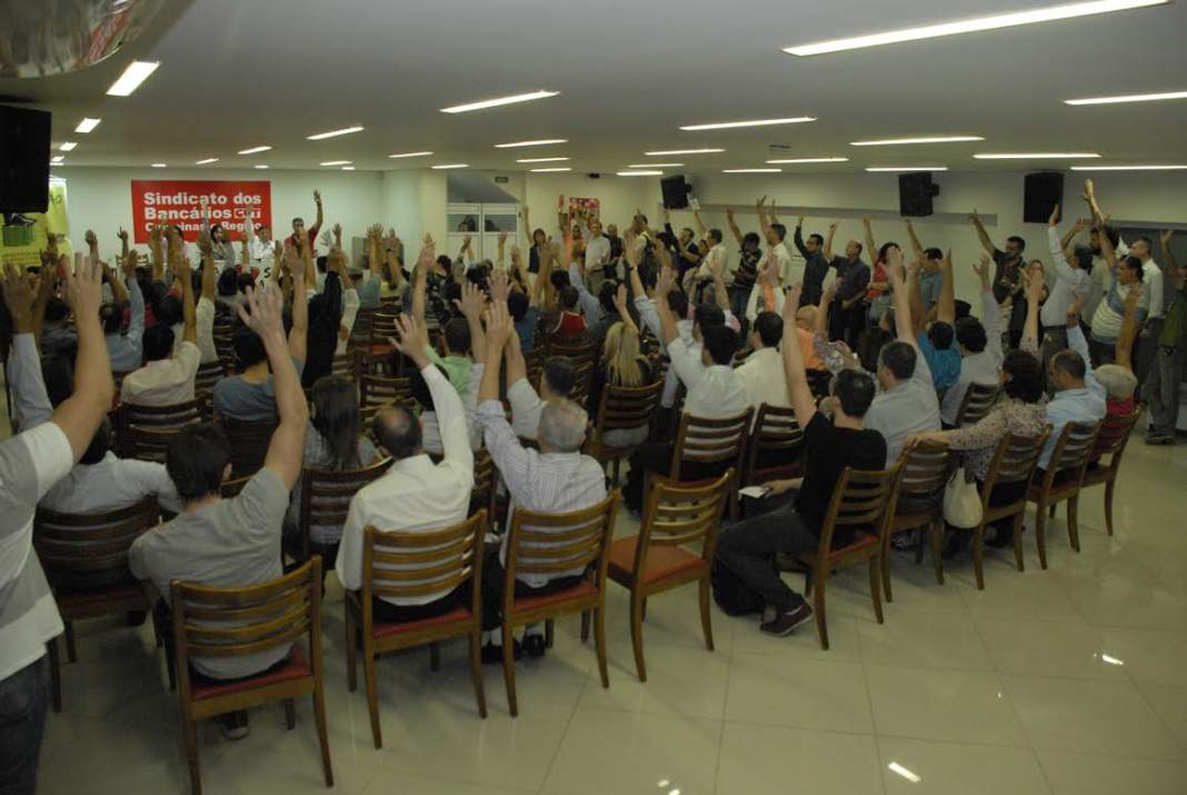 Bancários decidem entrar em greve a partir de terça-feira