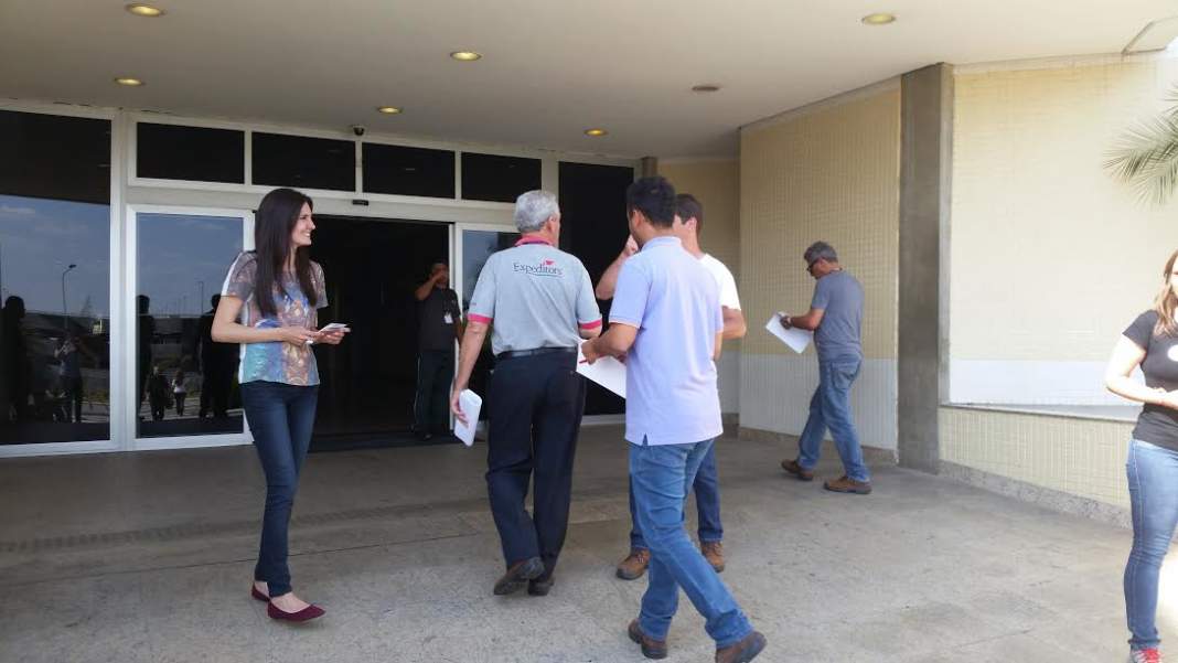 Candidata à prefeitura, Surya Guimaraens (REDE), faz panfletagem em dia de campanha