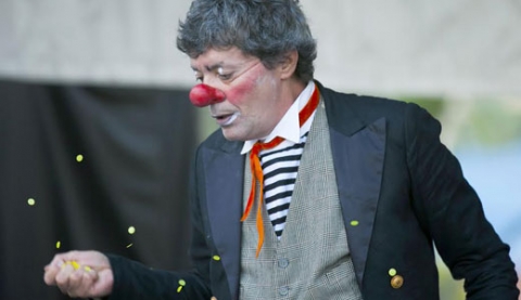 Magia e palhaçaria dão o tom a espetáculo solo no Teatro do Bosque