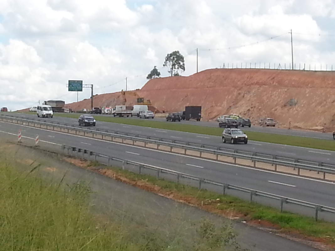 Detonação de rocha faz concessionária interditar rodovia Dom Pedro por alguns minutos