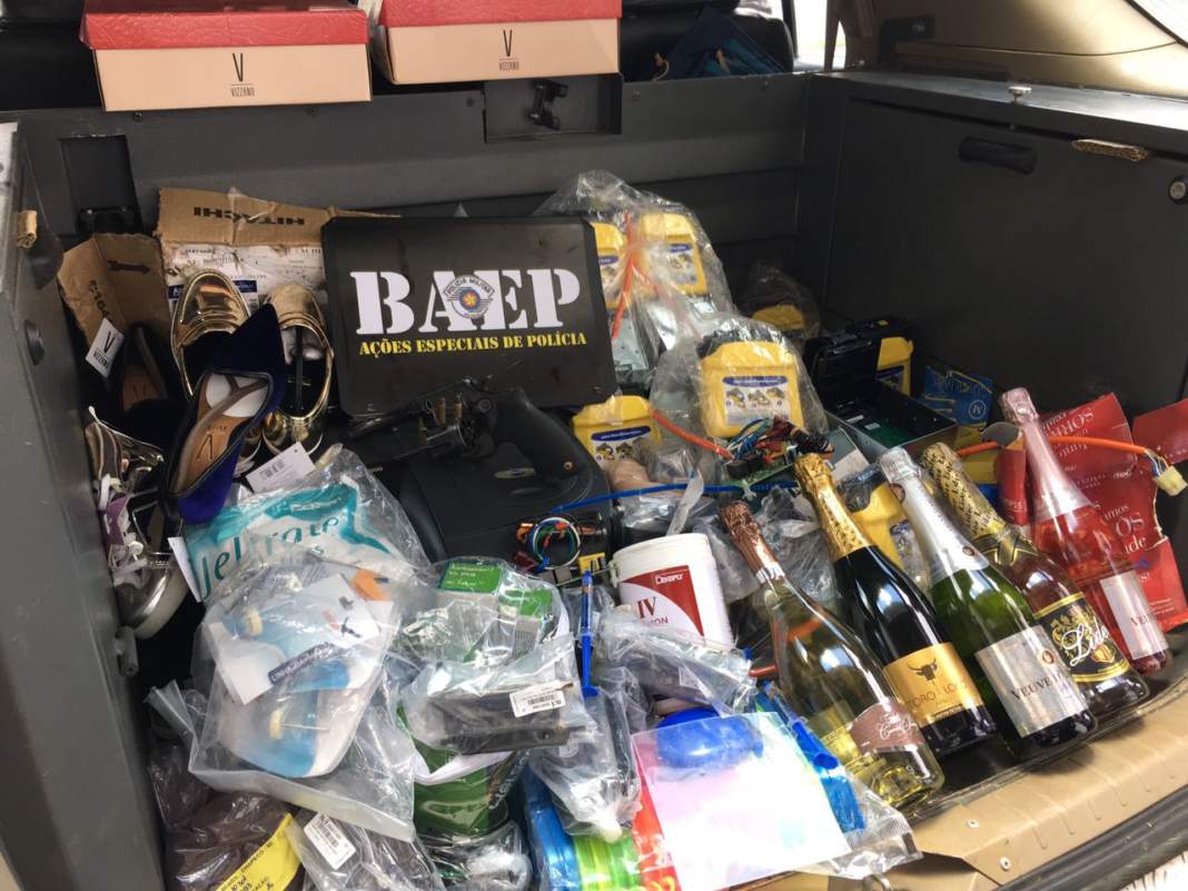 Policiais recuperam carga roubada, pela segunda vez, em uma mesma casa