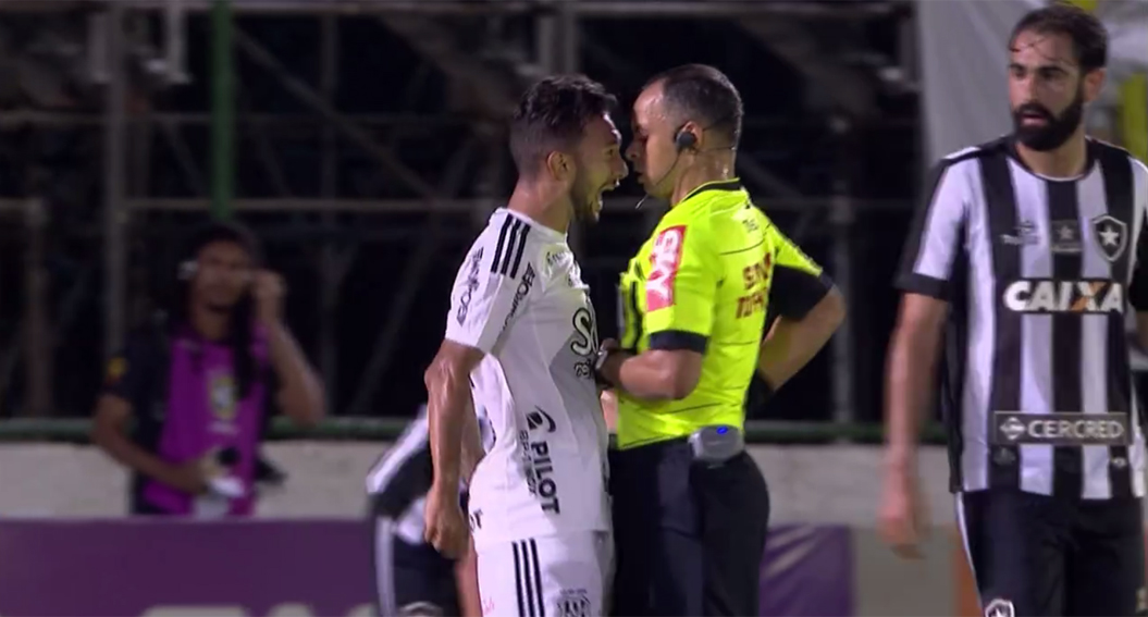 Atacante Clayson pode pegar até 6 jogos de suspensão