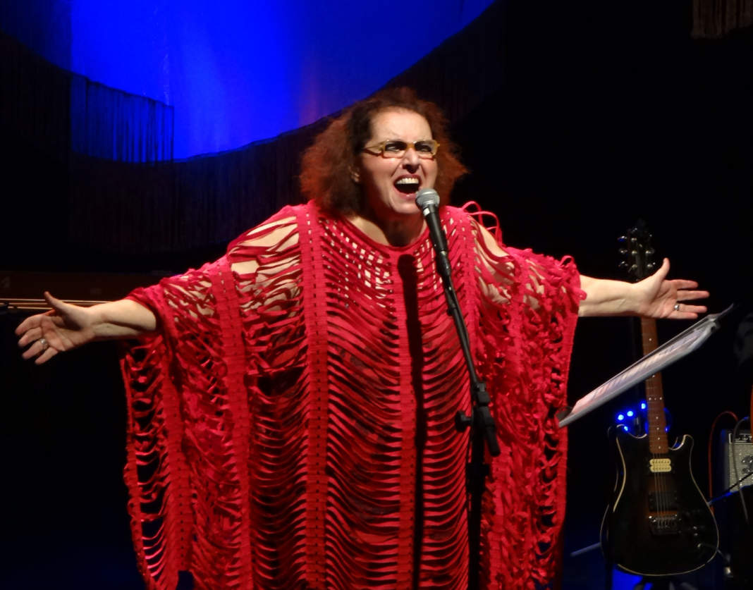 Cida Moreira faz  show de lançamento de novo disco, em Campinas