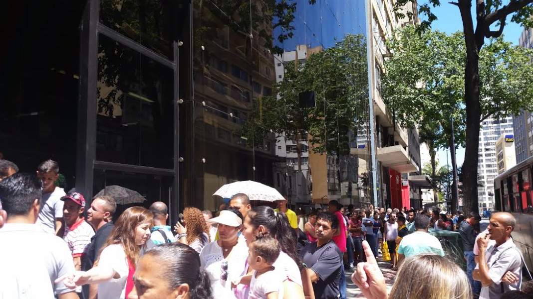 Poupatempo abre mais tarde e agência do centro tem confusão