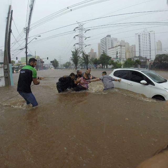 Dicas minimizam danos em carros durante alagamento
