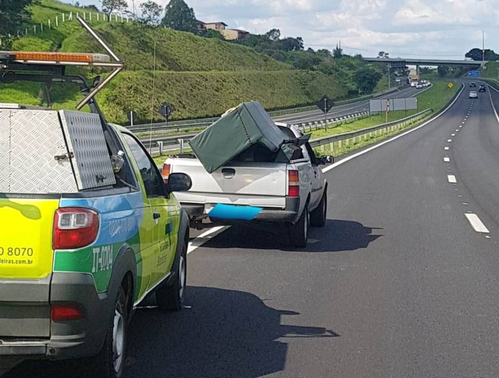 Sofá cai em rodovia e causa acidente entre caminhão e ônibus em Valinhos