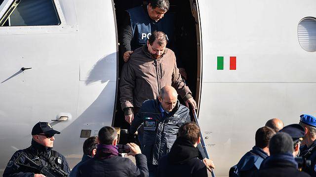 Battisti desembarca na Itália sob forte esquema de segurança