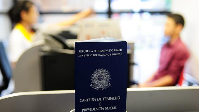 Taxa de desemprego sobe e chega a 12,4% em fevereiro, aponta IBGE