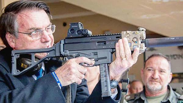 Bolsonaro posta foto atirando com fuzil em Israel