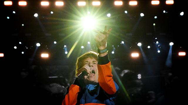 Mick Jagger dá susto em fãs