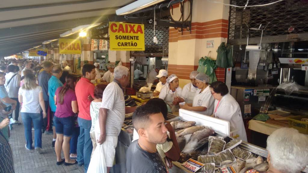 Mesmo com alta de preços, vendas de peixes disparam no mercadão durante a Semana Santa