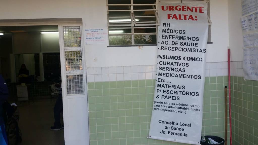 Faixa em CS de Campinas estampa a precariedade no atendimento