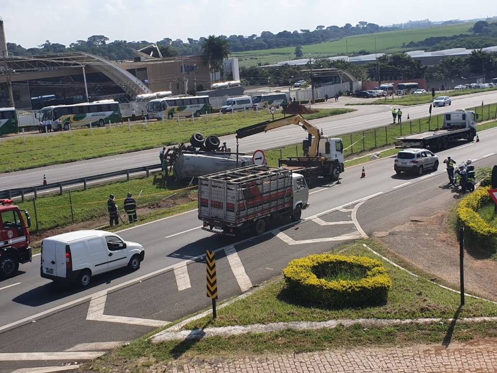Retirada de caminhão tanque que tombou na Zeferino Vaz leva seis horas