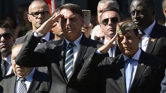 Decreto de Bolsonaro amplia porte de armas para políticos eleitos e caminhoneiros