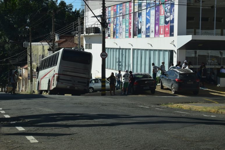 Palmeirenses são presos em Nova Odessa por roubarem Santistas em rodovia