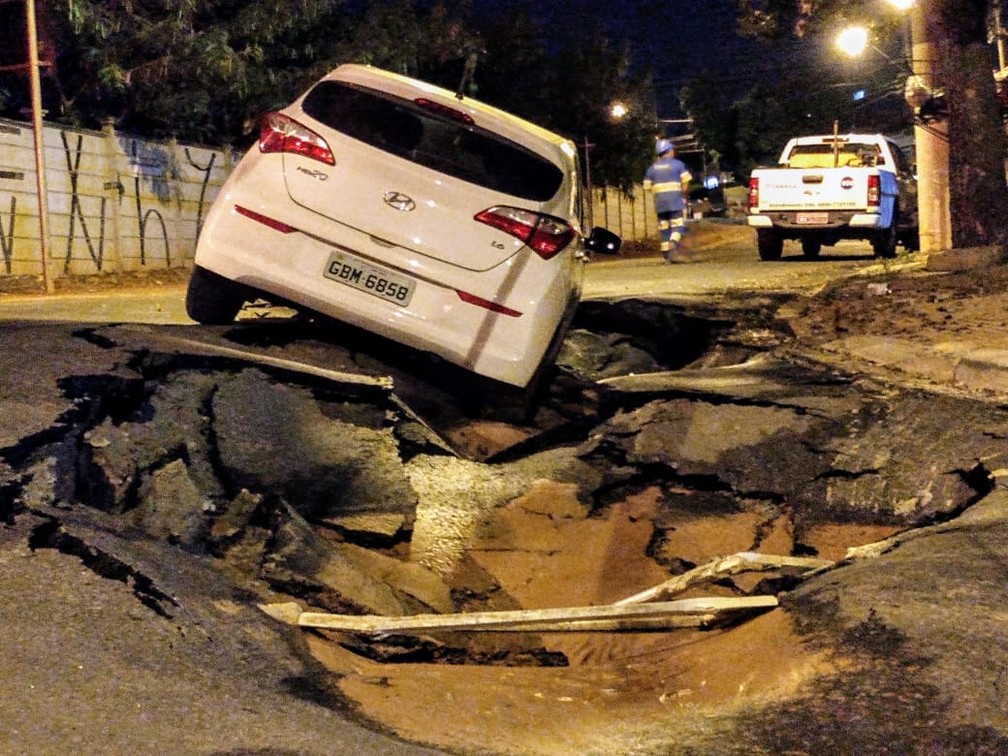 Cratera engole carro na Av. Carlos Grimaldi, em Campinas