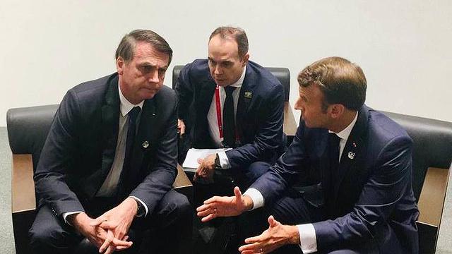 Bolsonaro encontra Emmanuel Macron no Japão e o convida a visitar a Amazônia