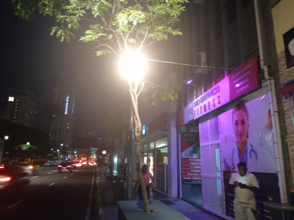 Comerciantes da Glicério, em Campinas, improvisam iluminação por falta de luz nos postes