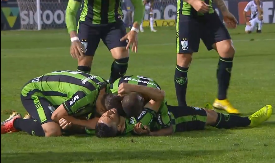 Com 2 jogadores expulsos, Ponte Preta perde para o lanterna América