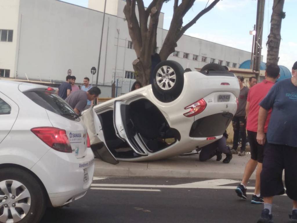 Idosa tem mal súbito e capota o carro na Abolição em Campinas