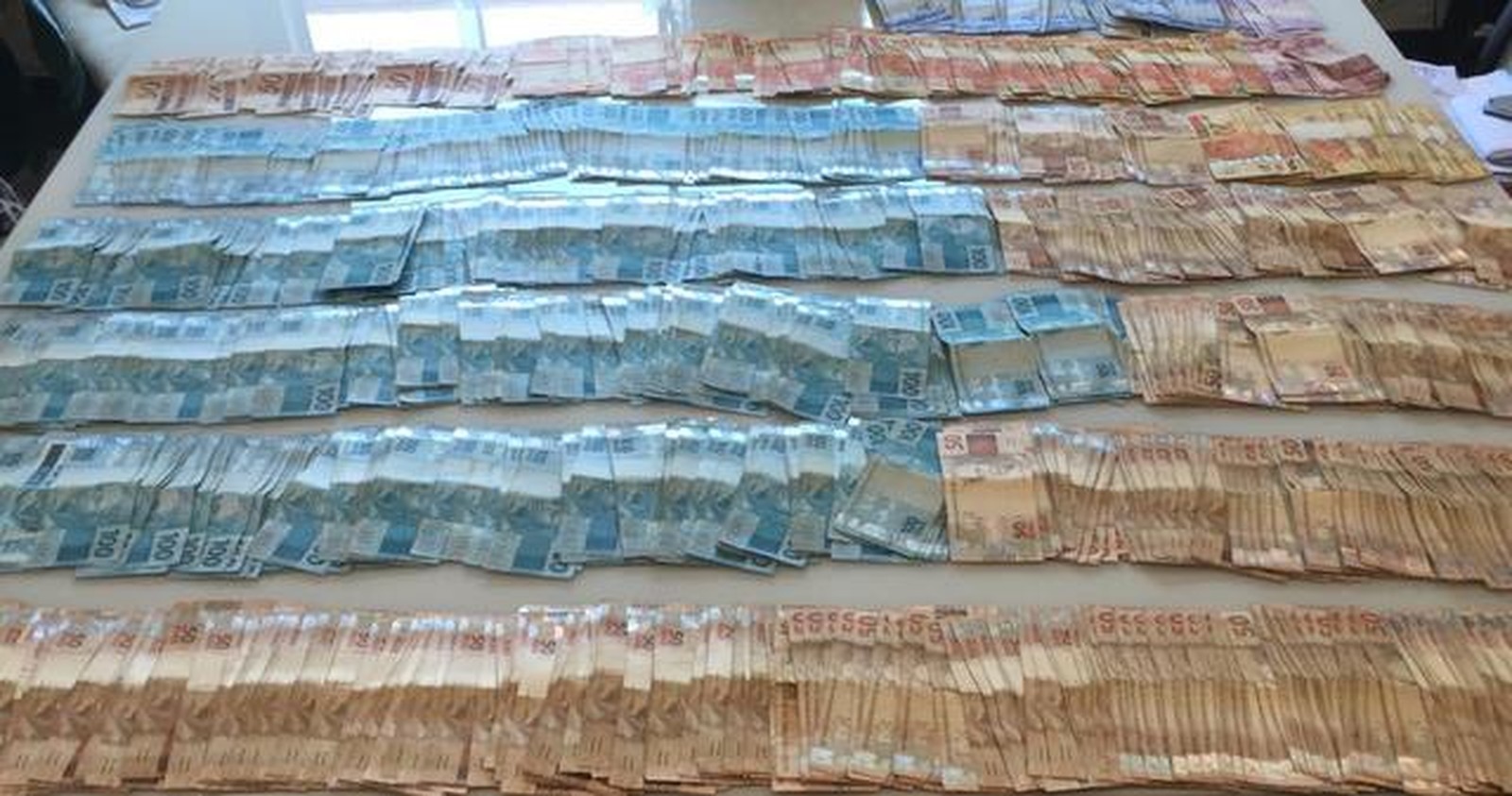 Cinco policiais são presos por ligação com bingo clandestino na região