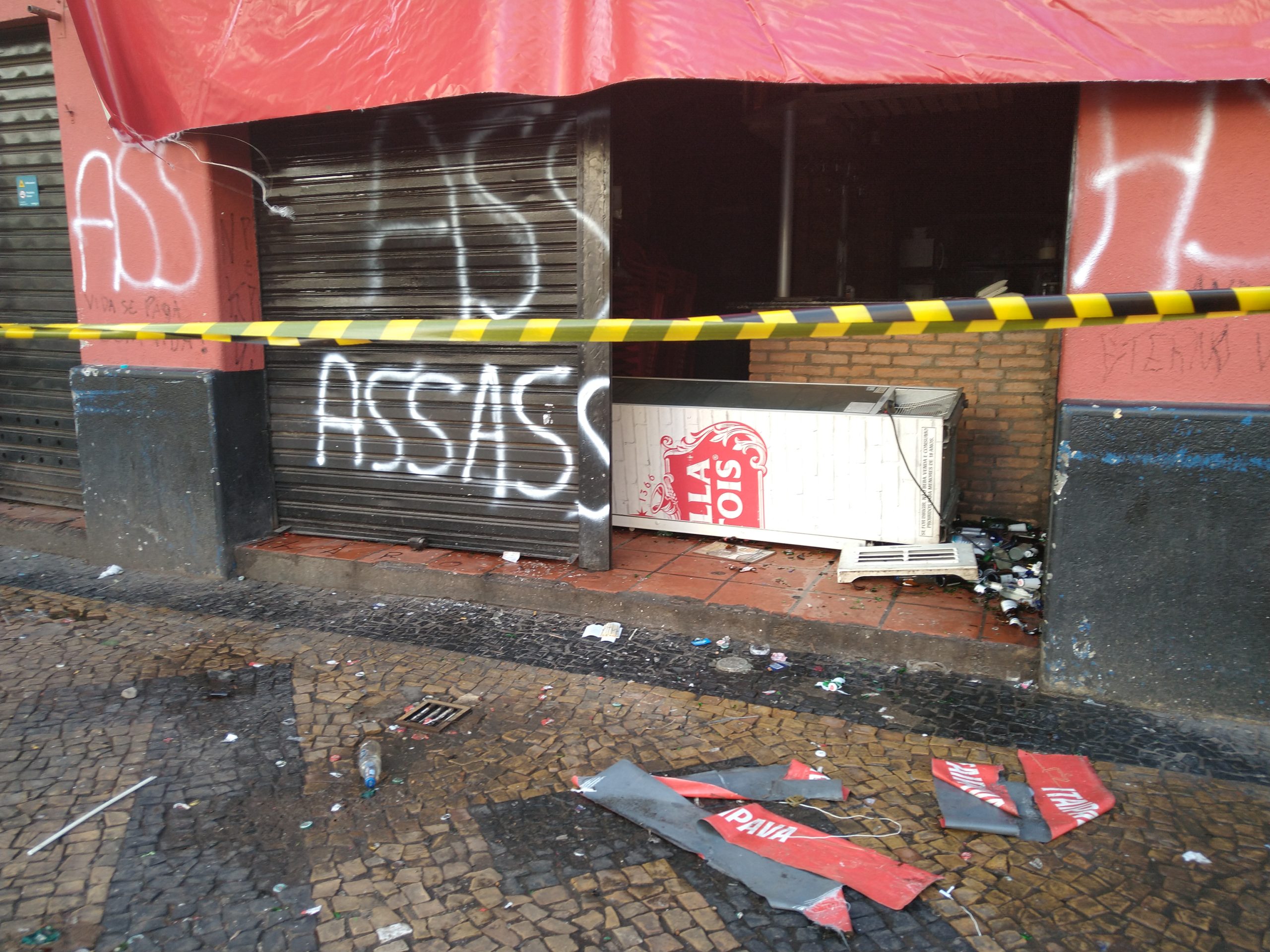 Grupo invade e destrói bar envolvido em investigação